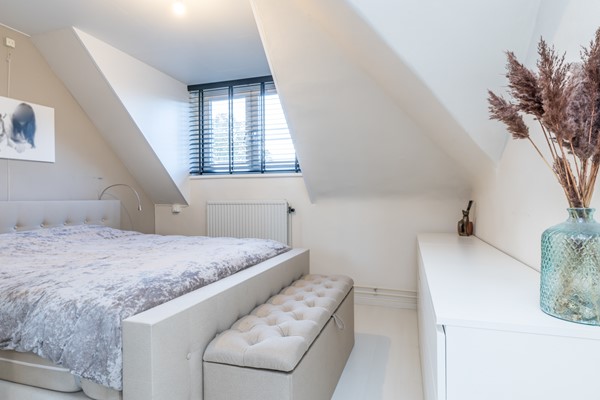 Foto - Verkocht onder voorbehoud: Instapklare gemoderniseerde hoekwoning uit 1920 met 4 slaapkamers, aanbouw met leef keuken en bijkeuken, eigen oprit (2 auto's) en een onderhoudsvriendelijke tuin gelegen op het Zuiden.